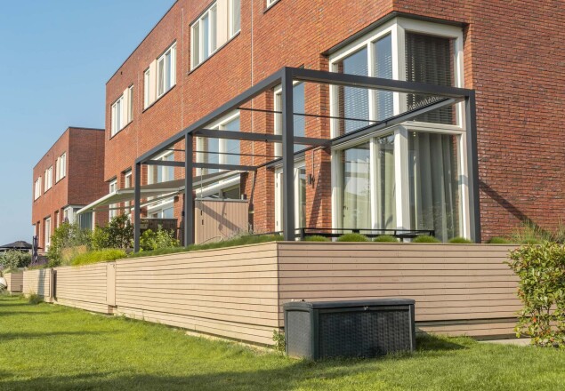 pergola met zonwering- aluminium antraciet - Rotterdam achtertuin