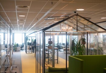 Kantoorkas blank met schuifdeur en werkplek Amsterdam tapijt