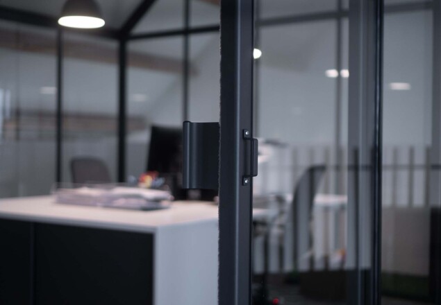 Maatwerk kantoorkas zwart op verdieping met werkplekken bureau