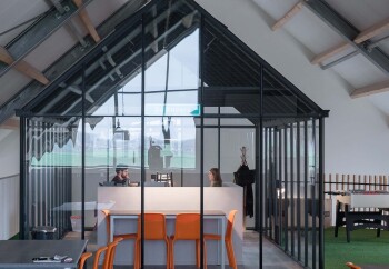 Maatwerk kantoorkas zwart op verdieping met werkplekken trappengat