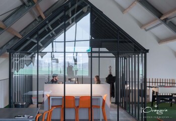 Maatwerk kantoorkas zwart op verdieping met werkplekken trappengat