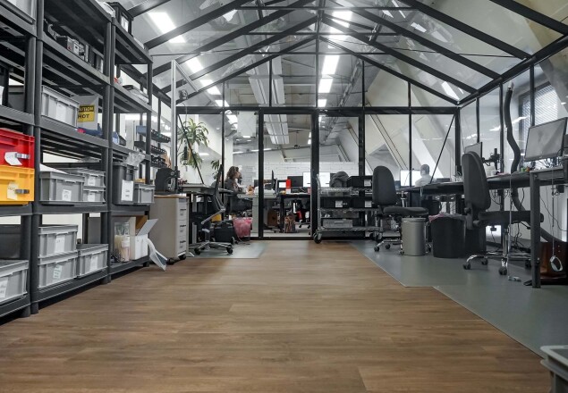 Zwarte kantoorkas als opslagruimte 380 x 677 centimeter vloer