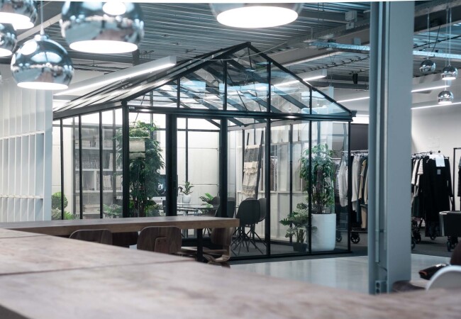Groene werkplek in kantoorkas met glas