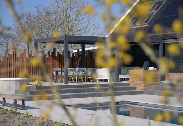 Lamellen overkapping grijs in moderne achtertuin met chill-plek