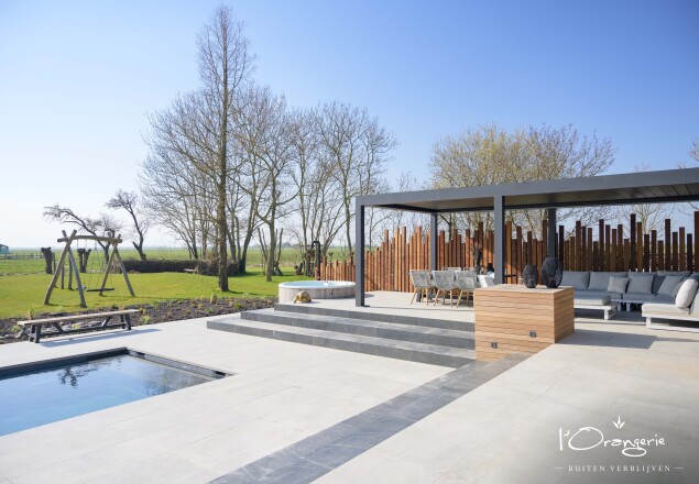 Lamellen overkapping grijs in moderne achtertuin op groot terras met zwembad