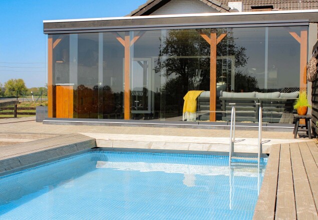 Glazen schuifwand 8 meter antraciet in overkapping bij zwembad