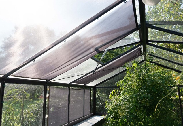 Maxi tuinkas zwart vrijstaand met zonwering in het dak