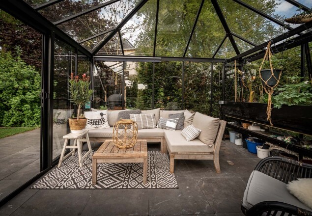 Orangerie tuinkas Pyra Stretched 3 x 4,5 meter zwart met lounge-set