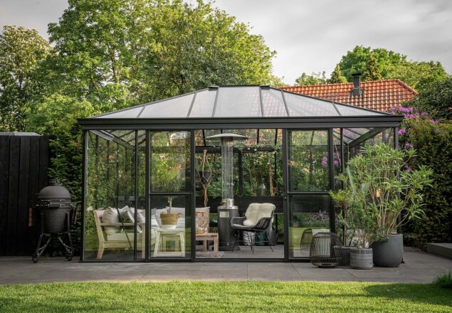Orangerie tuinkas Pyra Stretched 3 x 4,5 meter zwart met luxe inrichting