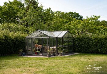 Orangerie Tuinkas vrijstaand 4 x 4 meter lichtgrijs met lounge-plek en veel ruimte