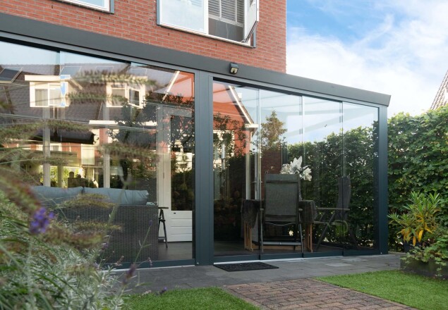 Moderne tuinkamer aan woning antraciet met glazen wanden