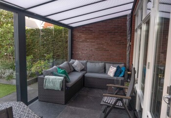 Moderne tuinkamer aan woning antraciet met plissé zonwering
