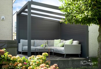 Vrijstaande aluminium overkapping in wellness tuin met lounge-plek