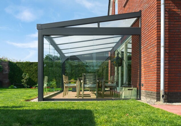 Aluminium overkapping antraciet met glas 5 x 3,5 meter met zonwering en glazen spiekozijn